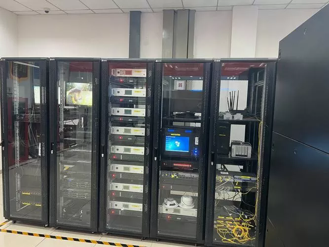 Hvordan forbedrer et skap med svak strøm systemintegrasjonen?